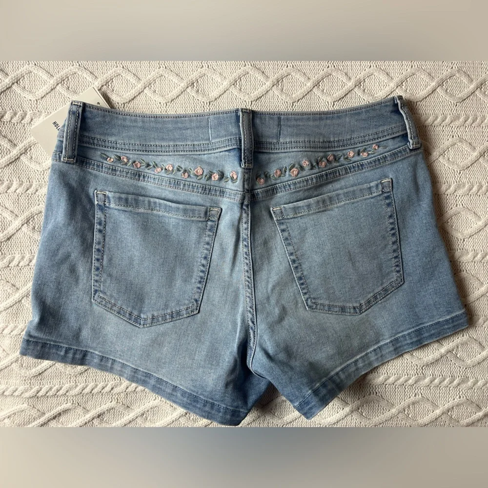 Hollister Women's Light Wash Floral Embroidered Shortie Jean Shorts Size 10 - Picture 10 of 14